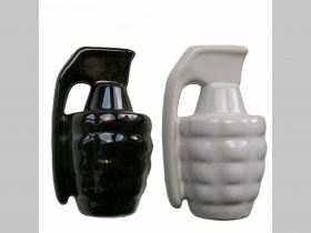 solnička s koreničkou v tvare granátov  materiál: keramika rozmery cca.9 x 5,5cm